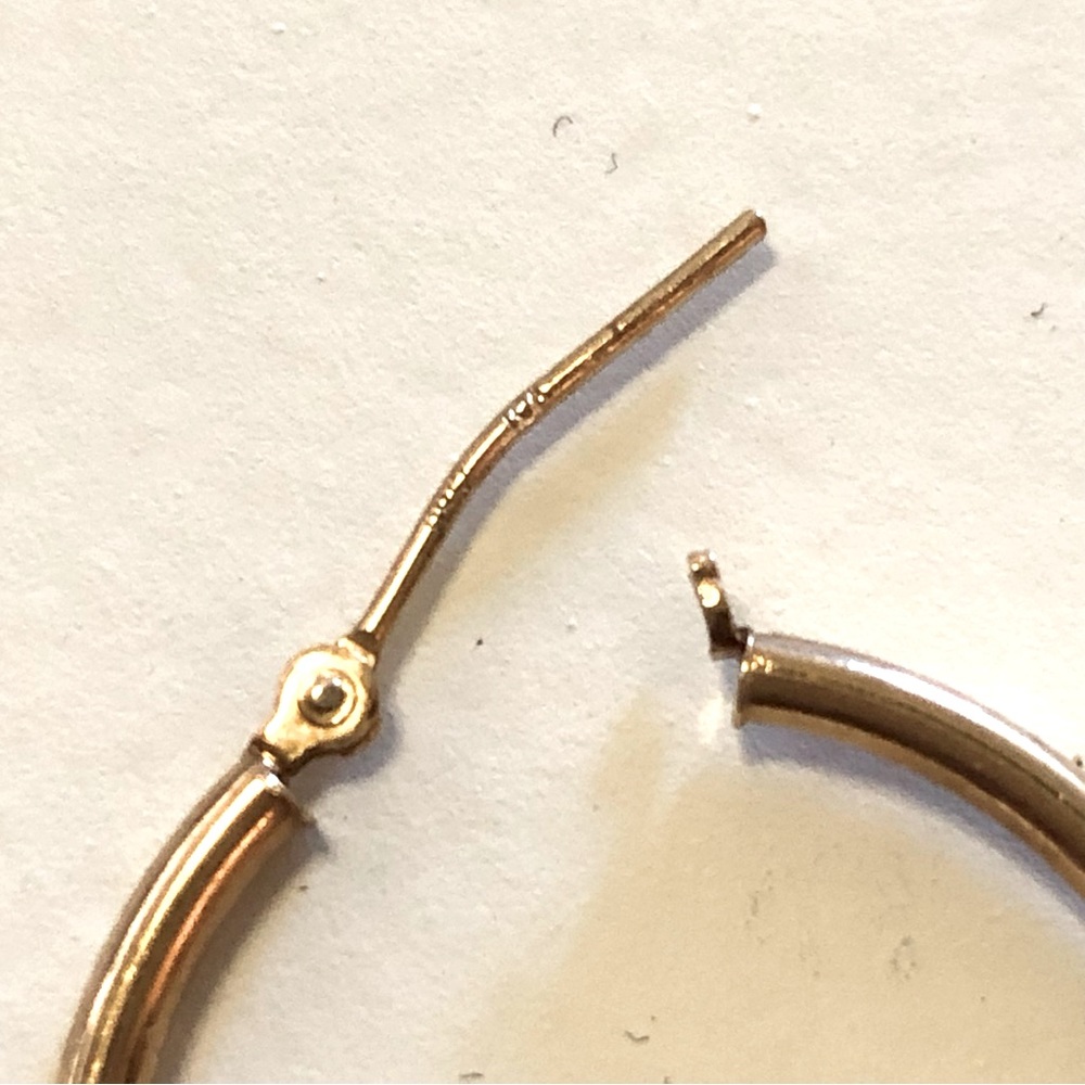 Gorgeous 10k hoop earrings - Picture 2 of 6